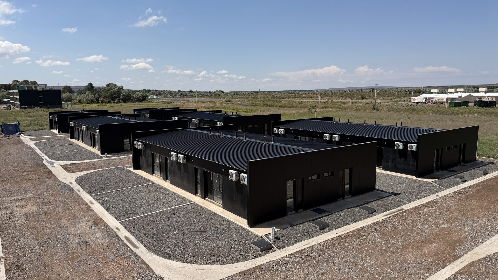 Fachada del complejo Entre Bardas I