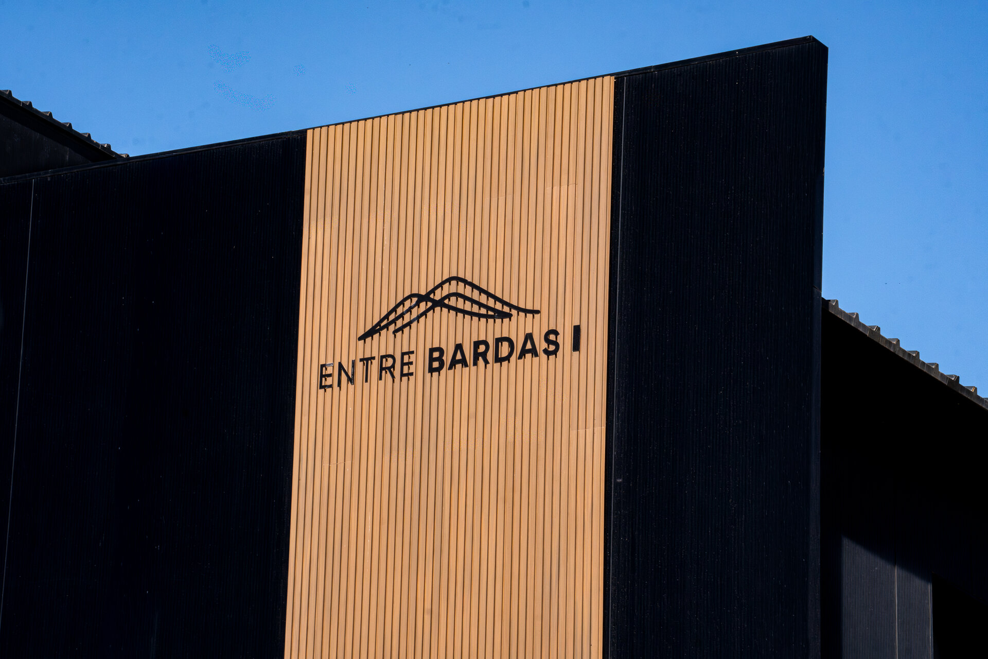 Entre Bardas I fachada con logo
